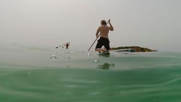 Compra una tabla de paddle surf, se propone cruzar la frontera y acaba arrestado al llegar a Rusia