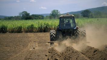 Un agricultor español muestra su gran tesoro: un tractor centenario aún activo de una marca mítica ya desaparecida