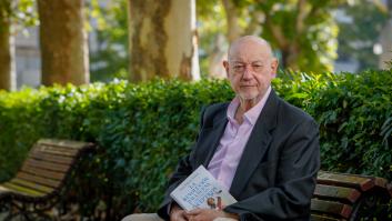 Juan Eslava Galán: "Los europeos hemos dejado de tener hijos, ahora tenemos perros y gatos"