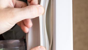 Un experto avisa del peligro que esconden estas gomas internas del frigorífico: mucho ojo