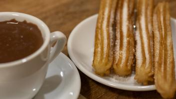 Enseña lo que ha pagado por un chocolate con churros en el centro de Madrid y de fondo hay un grave problema