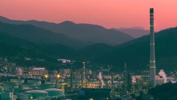 La refinería española que en un minuto produce gasolina para dar dos vueltas al mundo