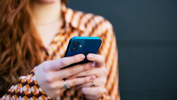 Un biólogo señala al "parásito" que prácticamente todos los españoles compran y pasan unas 6 horas al día con él