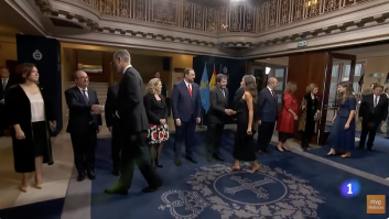 La reina Sofía se da cuenta (un pelín tarde) de lo que ha pasado, se frena y le hace este gesto a Leonor