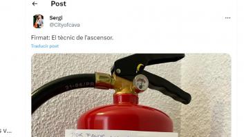 El aviso que ha dejado el técnico del ascensor a los vecinos en un extintor es canela fina