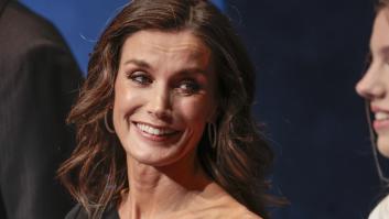 Letizia vuelve a apostar por una firma de moda española para visitar el Pueblo Ejemplar