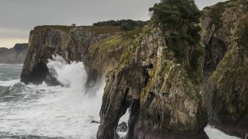 La cueva mágica con acantilado salpicada por agua tipo Caribe en el norte de España