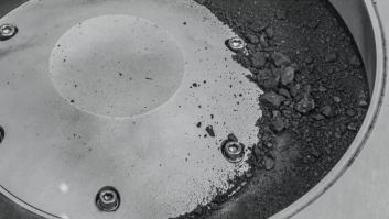 Dos tornillos impiden abrir la cápsula con muestras vitales del espacio