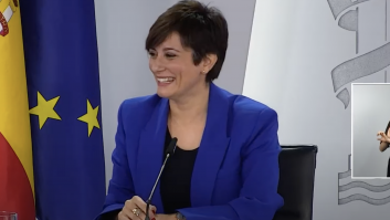 Un periodista hace reír a la portavoz del Gobierno con su pregunta sobre la fecha de la investidura