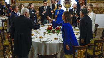 Todos los ojos se van al mismo lado de la mesa en esta foto de los reyes y algunas autoridades