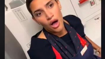El novio de una azafata le hace LA pregunta delante de todos los pasajeros de un vuelo y en altavoz