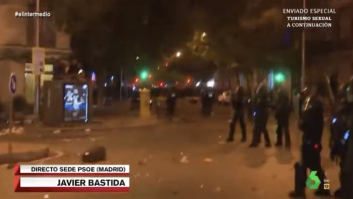 Llaman "pedazo de maricón" a un reportero de laSexta en la manifestación de Ferraz y deja una réplica histórica