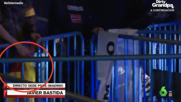 La impagable reacción de El Gran Wyoming al ver lo que han hecho con esa bandera de España en Ferraz