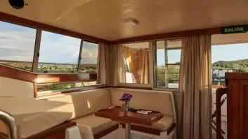 Fiebre por el yate-hotel de Madrid con piscina, spa, barbacoa y mesa de ping-pong