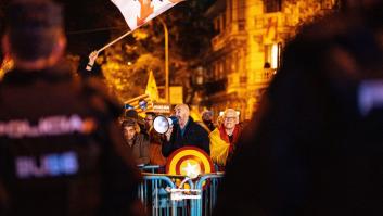 Tucker Carlson, gurú de la prensa "ultra" de EEUU, invitado de honor de Abascal en las protestas de Ferraz