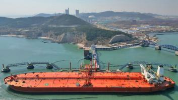 La flota fantasma de Irán cuela el petróleo prohibido por las teteras chinas