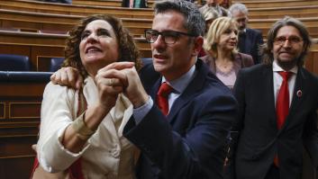 Lágrimas, alivio y todos pendientes del móvil: la otra cara de la investidura de Pedro Sánchez