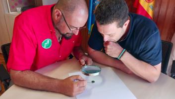 Un alumno de la ESO tiene un gesto para enmarcar al hallar una moneda antigua en un yacimiento de Lanzarote