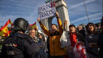 Cientos de personas se concentran en Ferraz tras el corte en la A6 y el intento de llegar a La Moncloa