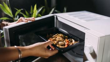 Un experto en nutrición advierte de los riesgos de usar el microondas para dos órganos vitales