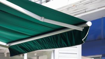 Adiós al toldo verde de toda la vida: por qué tu casa se calienta más con él y cuál es la alternativa que ahorra en aire acondicionado