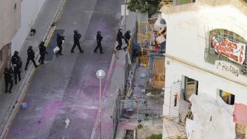 Los Mossos desalojan las casas ocupadas de la Bonanova tras horas de enfrentamientos