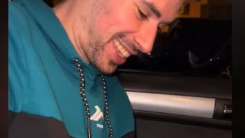 La reacción de este joven al ver lo que le ha regalado su amiga es de lo más emotiva