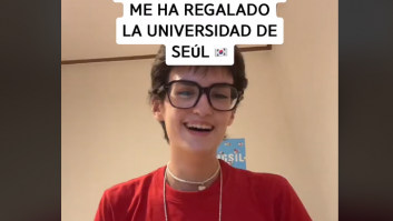 Enseña lo que le han regalado en su universidad de Corea: ni ella sabe por qué