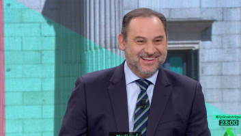 Ábalos reacciona a las palabras de Pérez-Reverte sobre Sánchez con una frase y una carcajada
