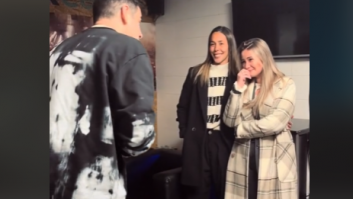 Lola Gallardo pide matrimonio a su novia delante de Melendi: el vídeo está arrasando