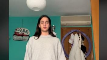 Una joven se graba para enseñar su outfit y lo que pasa a continuación es digno de ver