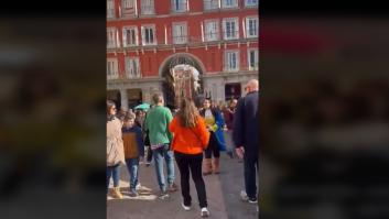 Una despedida de soltera aborda a Santi Rodríguez en plena calle y ojo a su reacción