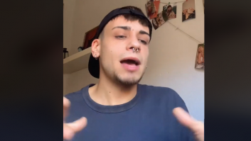 Una famosa va a la hamburguesería donde él trabaja y se indigna con lo que le hace