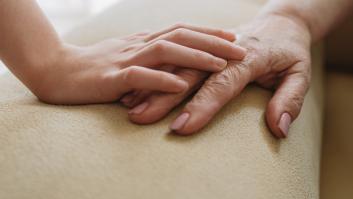 Le compra un abrigo a su abuela de 97 años y la reacción de esta es una fantasía