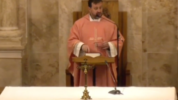 Un cura promociona la misa del Gallo de la una forma única: nunca lo habías escuchado