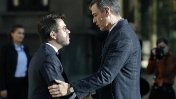 Abuchean a Sánchez y Aragonès a su llegada al Palau de la Generalitat para reunirse