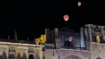 El vídeo de la suelta de farolillos en León: no sale todo como se esperaba