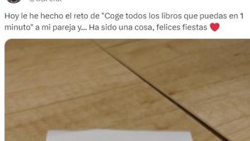 Le hace este increíble reto a su pareja en una librería y maravilla a todo el mundo