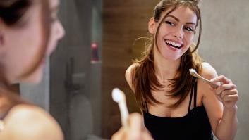 Soy dentista y te revelo los 5 hábitos arraigados entre españoles que jamás haría con mis dientes