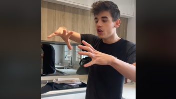 Acude a una charla y así es cómo le justifican que la Tierra es plana