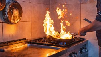 Lo que no debes hacer jamás para apagar una sartén en llamas