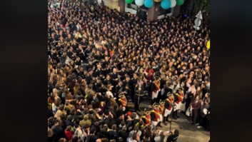 La canción que de repente toca la orquesta de esta cabalgata en Sevilla provoca una auténtica locura