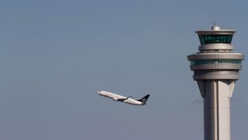 Un Boeing 737 de la nipona ANA da media vuelta tras despegar por una grieta en una ventanilla