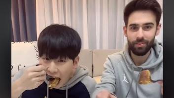 Enseña a un coreano a cocinar uno de los platos más típicos de España: hay varias sugerencias