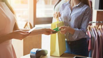 Una dependienta cierra la boca en medio minuto a quien le dice: "Haber estudiado"