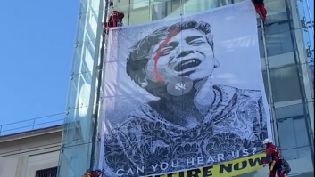 Activistas de Greenpeace escalan el Museo Reina Sofía (Madrid) y despliegan una lona contra la guerra en Gaza