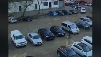 Graban desde la ventana de un hospital EL 'invento' de su padre para no manchar el coche