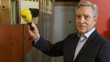 Iñaki Gabilondo dona al Cervantes su último micrófono tras 55 años en la radio