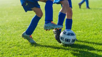 Indignación en Málaga: publicidad de un club de alterne en las entradas de un equipo de fútbol base
