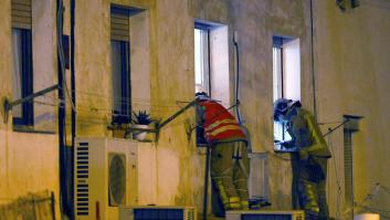 Tratan de encontrar entre los escombros a 3 vecinos del edificio derrumbado en Badalona
